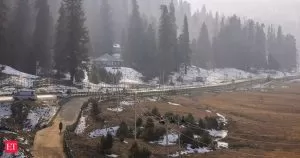 Snowless wintry weather dampens spirits at vacationer hotspots