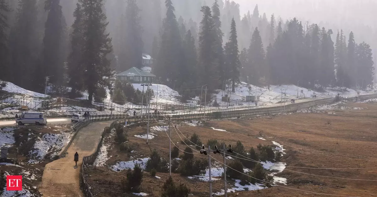 Snowless wintry weather dampens spirits at vacationer hotspots